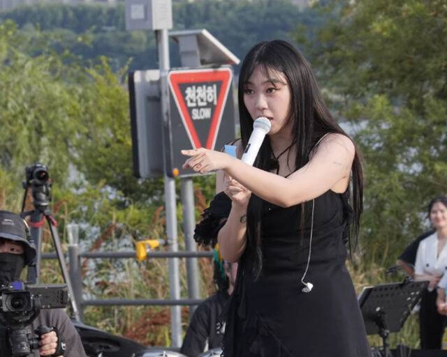 이영지가 10대 팬에게 화를 내고 있다. / 유튜브 채널 'supershinstudio' 캡처