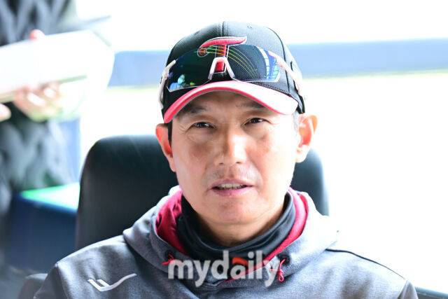 LG 트윈스 염경엽 감독이 22일 서울 잠실야구장에서 열린 '2025 신한 SOL BANK KBO리그' 롯데 자이언츠와의 개막전 경기 전 취재진과 이야기를 나누며 질문에 답변하고 있다.