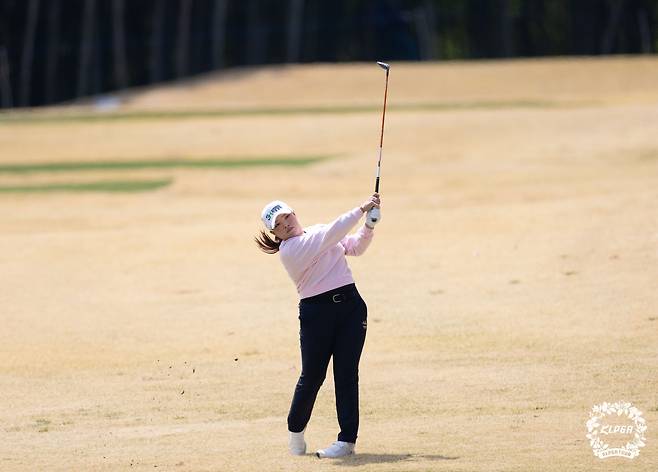 장하나가 3일 KLPGA 투어 두산건설 위브 챔피언십 1라운드에서 5번홀 세컨드샷을 하고 있다.    [KLPGA 제공]