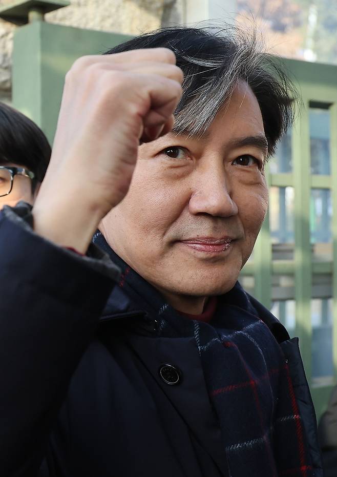 자녀 입시 비리와 청와대 감찰 무마 등 혐의로 기소돼 징역 2년 형이 확정된 조국혁신당 조국 전 대표가 지난해 12월 16일 오전 경기도 의왕 서울구치소 앞에서 수감되기 전 지지자들을 향해 주먹을 쥐어보이고 있다. [연합]