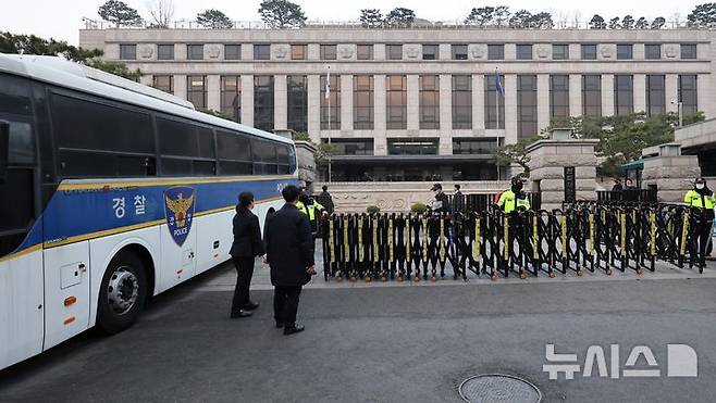 [서울=뉴시스] 사진공동취재단 = 윤석열 대통령의 탄핵 심판 선고기일인 4일 서울 종로구 헌법재판소 인근에 경찰 차벽이 세워져 있다. 2025.04.04. photo@newsis.com