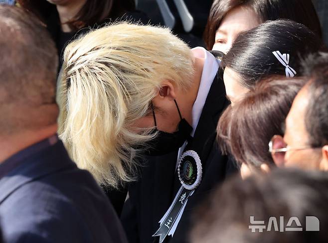 [부산=뉴시스] 하경민 기자 = 고(故) 장제원 전 국회의원의 발인식이 진행된 4일 부산 해운대구 해운대백병원 장례식장에서 래퍼 노엘(본명 장용준)이 운구차량 앞에서 고개를 숙이고 있다. 2025.04.04. yulnetphoto@newsis.com