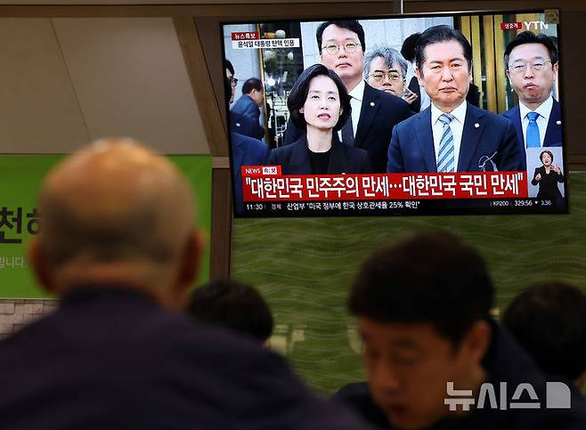 [서울=뉴시스] 배훈식 기자 = 윤석열 대통령 파면이 결정된 4일 오전 서울 종로구 정부서울청사 구내식당에서 청사 직원들이 속보를 확인하고 있다. 2025.04.04. dahora83@newsis.com