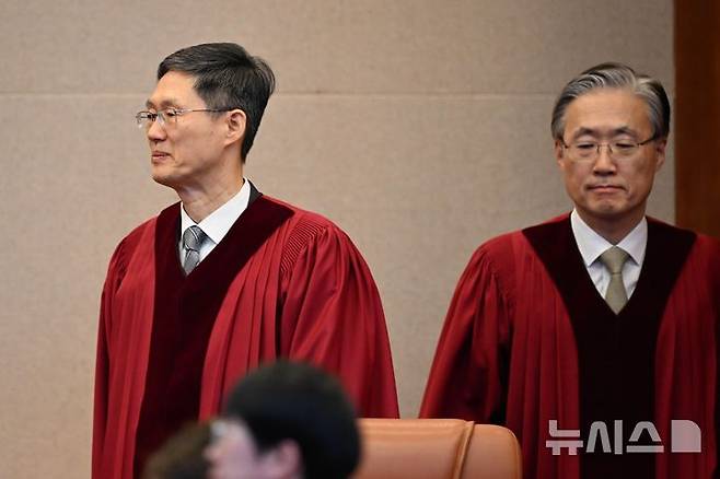 [서울=뉴시스] 사진공동취재단 = 문형배 헌법재판소장 권한대행 등이 4일 서울 종로구 헌법재판소에서 열린 윤석열 대통령의 탄핵심판 선고기일에 참석하고 있다. 2025.04.04. photo@newsis.com