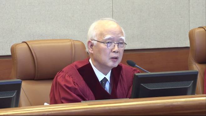 [서울=뉴시스] 정형식 헌법재판관이 지난 2월 4일 서울 종로구 헌법재판소에서 열린 윤석열 대통령 탄핵심판 5차 변론에서 이진우 전 육군 수도방위사령관에게 증인심문을 하고 있다. (사진=헌법재판소 제공) 2025.04.04. photo@newsis.com *재판매 및 DB 금지