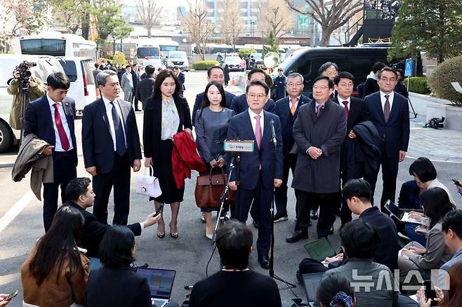 [서울=뉴시스] 사진공동취재단 = 윤석열 대통령의 탄핵심판 선고일인 4일 서울 종로구 헌법재판소에서 윤 대통령 측 대리인단 윤갑근 변호사 등이 심판정으로 들어서기 앞서 발언하고 있다. 2025.04.04. photo@newsis.com