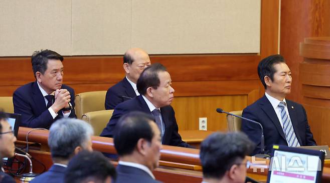 [서울=뉴시스] 사진공동취재단 = 정청래 국회 탄핵소추위원장 등 변호인단이 4일 오전 서울 종로구 헌법재판소 대심판정에서 열린 윤석열 대통령 탄핵심판 선고 기일에 참석해 결정문을 듣고 있다. 2025.04.04. photo@newsis.com