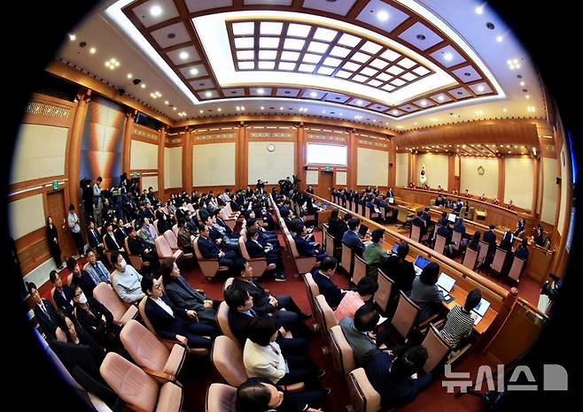 [서울=뉴시스] 사진공동취재단 = 문형배 헌법재판소장 권한대행이 4일 서울 종로구 헌법재판소에서 열린 윤석열 대통령의 탄핵심판 선고기일에 참석해 있다. 헌재는 이날 오전 11시 22분 재판관 전원 의견 일치로 "피청구인 대통령 윤석열을 파면한다"고 밝혔다. 2025.04.04. photo@newsis.com
