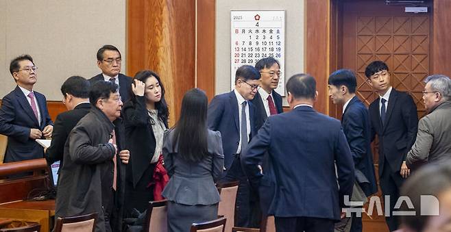 [서울=뉴시스] 사진공동취재단 = 윤석열 대통령 변호인단이 4일 서울 종로구 헌법재판소에서 열린 윤 대통령 탄핵심판 선고기일을 마친 뒤 대심판정을 나서고 있다. 2025.04.04. photo@newsis.com
