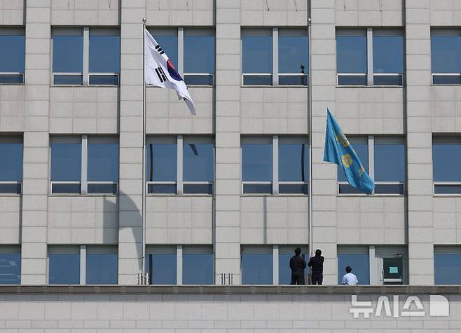 [서울=뉴시스] 조수정 기자 = 헌법재판소가 윤석열 대통령의 탄핵사건에 대해 인용을 선고한 4일 서울 용산 대통령실 청사에서 관계자들이 봉황기를 하기하고 있다. 2025.04.04. chocrystal@newsis.com