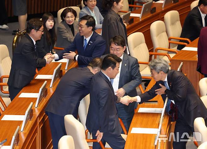 [서울=뉴시스] 고승민 기자 = 4일 서울 여의도 국회에서 열린 제424회국회(임시회) 제1차 본회의에서 시작 전 더불어민주당 등 야당 의원들이 웃으며 반갑게 인사를 하고 있다. 2025.04.04. kkssmm99@newsis.com