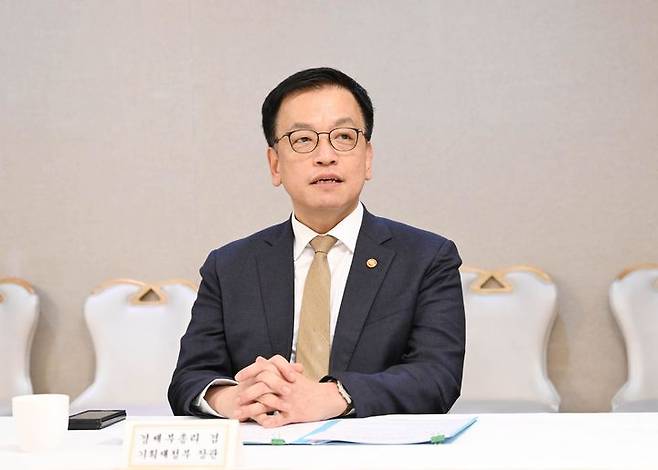 [서울=뉴시스] 최상목 부총리 겸 기획재정부 장관이 4일 서울 종로구 정부서울청사에서 경제관계장관간담회를 주재하고 있다. (사진=기획재정부 제공) 2025.04.04. photo@newsis.com *재판매 및 DB 금지