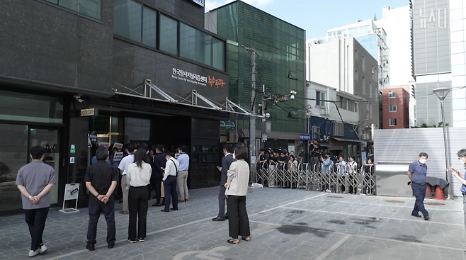 2023년 9월 14일, 검찰은 뉴스타파의 대선 검증 보도가 '윤석열의 명예를 훼손했다'며 뉴스타파 기자들의 자택과 사무실을 압수수색했다.