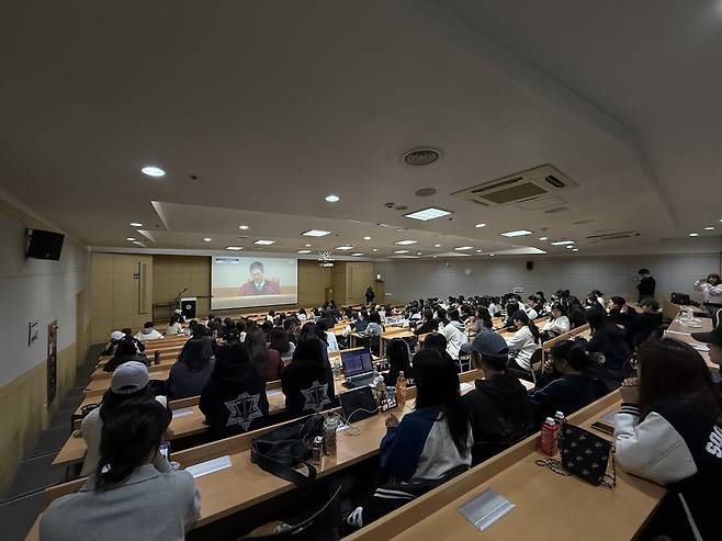 학생들이 탄핵심판 생중계를 단체 시청하는 모습 [숙명여자대학교 공익인권학술동아리 '가치' 제공]