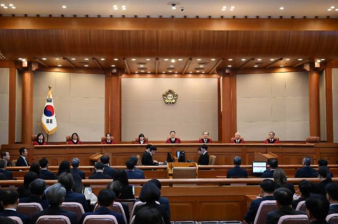 윤석열 대통령 탄핵심판 선고 기일인 4일 서울 종로구 헌법재판소 대심판정에 헌법재판관들이 입장해 있다. 연합뉴스