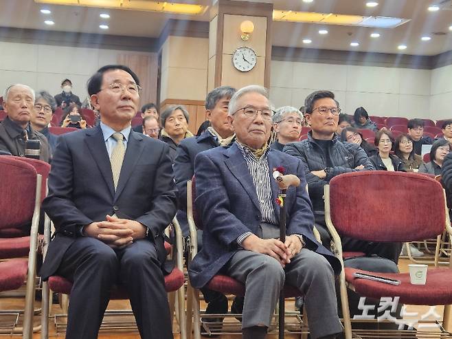 한국기독교교회협의회 김종생 총무(왼쪽)와 교회협의회 시국회의 상임대표 김상근 목사(오른쪽)가 4일 오전 서울 종로구 대학로 한국기독교회관 조에홀에서 헌법재판소의 윤석열 대통령 탄핵 심판 선고를 지켜보고 있다. 송주열 기자