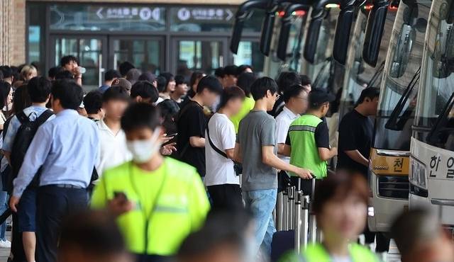 지난해 추석 명절 서울 서초구 서울고속버스터미널이 시민들로 북적이는 모습. 연합뉴스