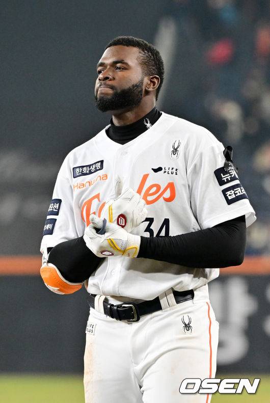 [OSEN=대전, 민경훈 기자] 3일 오후 대전한화생명볼파크에서 ‘2025 신한 SOL Bank KBO리그’ 한화 이글스와 롯데 자이언츠의 경기가 열렸다.이 경기에서 롯데는 한화에 4-2로 승리했다. 롯데 레이예스가 8회 결승 2루타 포함 3안타 맹타를 휘둘렀고, 2년차 유격수 이호준이 2루타와 3루타로 멀티 장타를 치며 스타 탄생을 알렸다.&nbsp;9회말 2사 주자 만루 한화 플로리얼이 투수 앞 땅볼로 아웃되며 경기가 종료되고 있다. 2025.04.03 / rumi@osen.co.kr