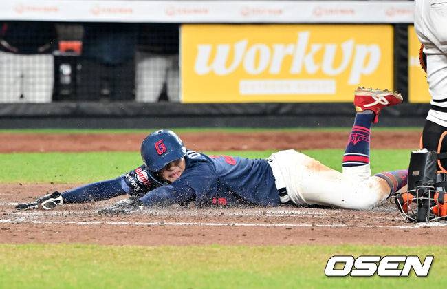 [OSEN=대전, 민경훈 기자] 3일 오후 대전한화생명볼파크에서 ‘2025 신한 SOL Bank KBO리그’ 한화 이글스와 롯데 자이언츠의 경기가 열렸다.홈팀 한화는 폰세를, 어웨이팀 롯데는 나균안을 선발로 내세웠다.9회초 1사 주자 3루 롯데 정보근의 유격수 앞 땅볼 때 이호준이 홈으로 몸을 날려 세이프 되고 있다. 2025.04.03 / rumi@osen.co.kr