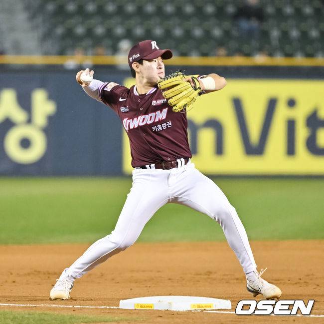 [OSEN=잠실, 박준형 기자] 3일 오후 서울 잠실구장에서 ‘2025 신한 SOL BANK KBO리그’ 두산 베어스와 키움 히어로즈의 경기가 진행됐다. 이날 경기에 두산은 콜어빈을, 키움은 로젠버그를 선발투수로 내세웠다.7회말 두산 선두타자 오명진의 내야땅볼때 키움 전태현 3루수가 송구실책을 하고 있다.   2025.04.03 / soul1014@osen.co.kr