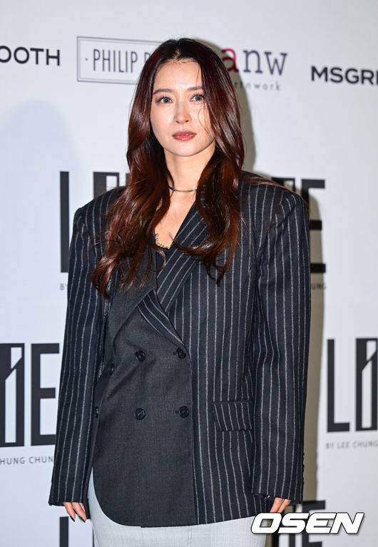 [OSEN=김성락 기자] 7일 서울 중구 동대문디자인플라자(DDP)에서 '2025 F/W 서울패션위크’가 열렸다. 올해 25주년을 맞은 국내 최대 패션 행사 ‘서울패션위크’는 5일부터 9일까지 닷새간 열린다.가수 황보가 취재진을 향해 포즈를 취하고 있다. 2025.02.07 /ksl0919@osen.co.kr&nbsp; &nbsp;