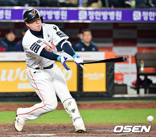 [OSEN=대전, 민경훈 기자] 3일 오후 대전한화생명볼파크에서 ‘2025 신한 SOL Bank KBO리그’ 한화 이글스와 롯데 자이언츠의 경기가 열렸다.홈팀 한화는 폰세를, 어웨이팀 롯데는 나균안을 선발로 내세웠다.3회말 2사 주자 1루 한화 노시환이 3루수 앞 땅볼 타구를 때리며 배트가 박살나고 있다. 2025.04.03 / rumi@osen.co.kr