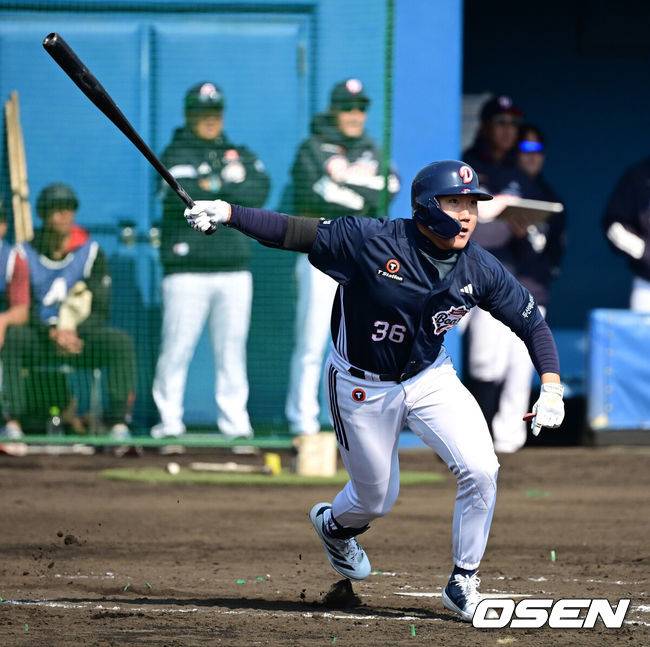 [OSEN=미야자키(일본), 지형준 기자]&nbsp;이승엽호가 추재현, 이유찬 등 젊은 미래 자원들의 장타를 앞세워 일본 프로팀을 꺾었다.&nbsp;이승엽 감독이 이끄는 두산 베어스는 22일 일본 미야자키현 니치난시 난고스타디움에서 열린 일본프로야구 세이부 라이온스와 스프링캠프 두 번째 평가전에서 5-4 역전승을 거뒀다.&nbsp;5회 두산 추재현이 파울 타구를 바라보고 있다 2025.02.22 /jpnews@osen.co.kr