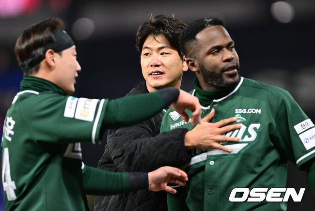 [OSEN=인천, 최규한 기자] 4일 오후 인천 SSG랜더스필드에서 ‘2025 신한 SOL Bank KBO리그’ SSG 랜더스와 KT 위즈의 경기가 열렸다.홈팀 SSG은 김광현, 방문팀 KT는 윌리엄 쿠에바스를 선발로 내세웠다.3회말 무사 2루 상황 SSG 에레디아가 KT 선발 쿠에바스와 신경전을 벌인 끝에 볼넷을 얻어냈다. 이후 쿠에바스가 에레디아에게 다가가자 양 팀 선수들이 그라운드로 나오며 벤치 클리어링이 발발했다. 에레디아를 말리는 김광현과 최지훈. 2025.04.04 / dreamer@osen.co.kr