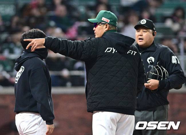 [OSEN=인천, 최규한 기자] 4일 오후 인천 SSG랜더스필드에서 ‘2025 신한 SOL Bank KBO리그’ SSG 랜더스와 KT 위즈의 경기가 열렸다.홈팀 SSG은 김광현, 방문팀 KT는 윌리엄 쿠에바스를 선발로 내세웠다.3회말 무사 2루 상황 SSG 에레디아가 KT 선발 쿠에바스와 타석에 들어서는 시간을 두고 신경전을 벌였다. 이를 두고 어필하는 SSG 이숭용 감독. 에레디아의 볼넷 출루 이후 쿠에바스가 에레디아에게 다가가자 양 팀 선수들이 그라운드로 나오며 벤치 클리어링이 발발했다. 2025.04.04 / dreamer@osen.co.kr