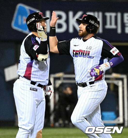 [OSEN=잠실, 이대선 기자] 4일 오후 서울 잠실야구장에서 2025 신한 SOL Bank KBO리그 LG 트윈스와 KIA 타이거즈의 경기가 열렸다.LG는 송승기, KIA는 양현종을 선발 투수로 내세웠다.5회말 1사 3루에서 LG 문보경의 희생플라이 때 3루주자 오스틴이 득점 후 환호하고 있다. 2025.04.04 /sunday@osen.co.kr