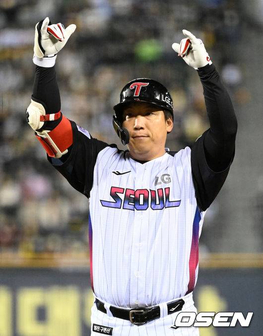 [OSEN=잠실, 이대선 기자] 4일 오후 서울 잠실야구장에서 2025 신한 SOL Bank KBO리그 LG 트윈스와 KIA 타이거즈의 경기가 열렸다.LG는 송승기, KIA는 양현종을 선발 투수로 내세웠다.3회말 1사 2루에서 LG 김현수가 좌전 적시타를 치고 환호하고 있다. 2025.04.04 /sunday@osen.co.kr