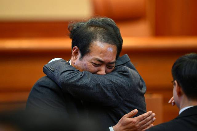 ▲장순욱 국회 측 변호인이 4일 서울 종로구 헌법재판소 대심판정에서 윤석열 대통령 탄핵심판 인용이 결정된 후 기뻐하고 있다. ⓒ연합뉴스