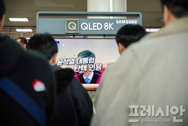▲4일 오전 부산역 승객 대기실에서 시민들이 윤석열 대통령 탄핵 선고를 지켜보고 있다.ⓒ프레시안(강지원)