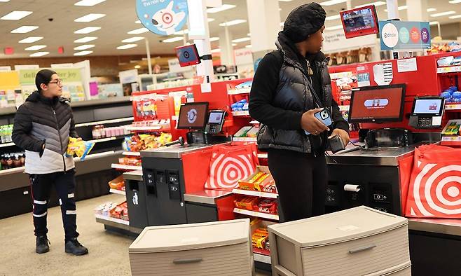 미국 뉴욕의 한 마트에서 시민들이 장을 보고 있다. AFP연합뉴스