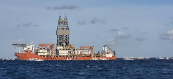 홍게잡이철인 지난해 12월 대왕고래 유망구조 시추 작업이 진행되자 어민들이 어선들로 시추선 웨스트 카펠라호를 둘러싼 채 항의하고 있다. 포항시 제공