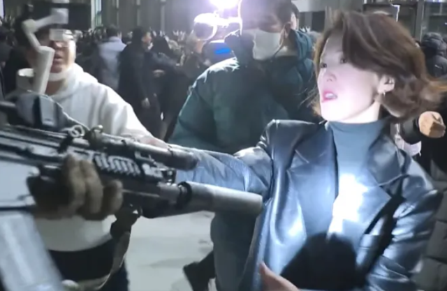 안귀령 더불어민주당 대변인이 완전무장한 채 국회로 들이닥친 계엄군과 몸싸움을 벌이고 있는 모습. 사진=‘JTBC 뉴스’