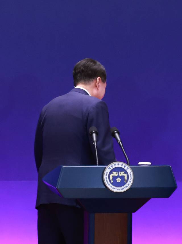 2024년 5월 27일 청와대 영빈관에서 열린 제9차 한일중 정상회의 공동기자회견 뒤 퇴장하는 윤석열 전 대통령. 연합뉴스