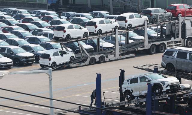 도널드 트럼프 미국 대통령이 지난달 26일 발표한 자동차에 대한 25% 관세가 정식 발효된 3일 경기도 평택항에 수출용 자동차가 세워져 있다. 트럼프 대통령은 이날 한국산 수입품에 25%의 상호관세 부과도 발표했다. 연합뉴스