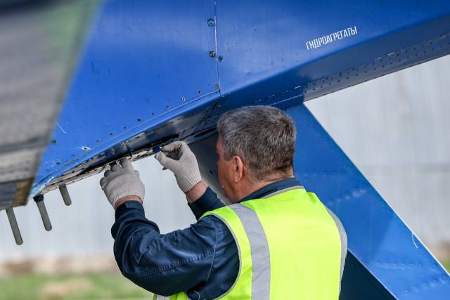 한 근로자가 비행기를 정비하고 있다. 연합뉴스