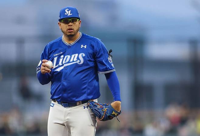 ▲ 잘 던지고도 두 경기 연속 타선 지원을 받지 못하며 패전을 안은 아리엘 후라도 ⓒ삼성라이온즈