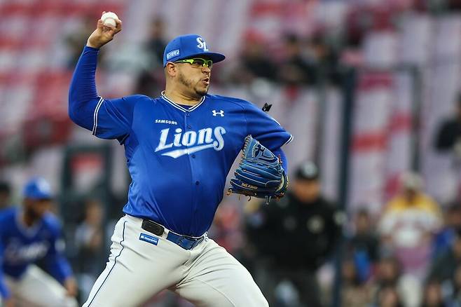 ▲ 후라도는 이날 좌타자 몸쪽 코스에 던진 회심의 결정구가 스트라이크 판정을 받지 못하며 심리적으로 흔들리는 장면이 나왔다 ⓒ삼성라이온즈