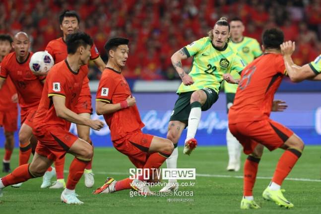 ▲ 월드컵이 숙원인 중국과 같은 곳은 반기는 목소리다. 중국의 '텅셴 스포츠'는 "중국의 월드컵 본선 진출 희망이 생겼다"고 보도했다. '소후닷컴'도 "축구 축구에 희소식"이라고 했다.&nbsp;월드컵 참가국 확대 소식을 들은 중국 축구팬들은 자조섞인 평을 내놓고 있다. 현지 언론 보도에 따른 댓글을 보면 '월드컵 본선과 중국이 무슨 관계가 있나'라거나 '참가국이 10개국일 경우 중국의 아시아 실력은 11, 12위가 될 것'이라고 희망고문으로 바라봤다.