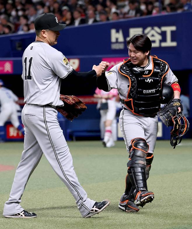 다나카(왼쪽)와 포수 카이 타쿠야. /사진=요미우리 자이언츠 공식 SNS