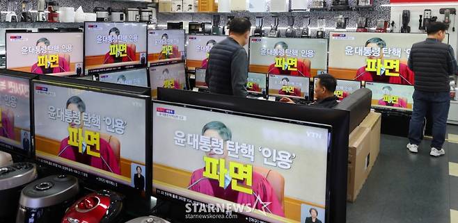 [서울=뉴시스] 김혜진 기자 = 4일 오전 서울 용산구 전자랜드 용산점 내 전자제품 판매점에서 윤석열 대통령의 탄핵심판 선고 결과가 중계되고 있다. 2025.04.04. jini@newsis.com /사진=김혜진