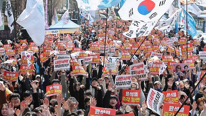 윤석열 대통령의 탄핵으로 정치적 불확실성이 해소될 것이란 전망에 힘이 실린다.[사진｜뉴시스]