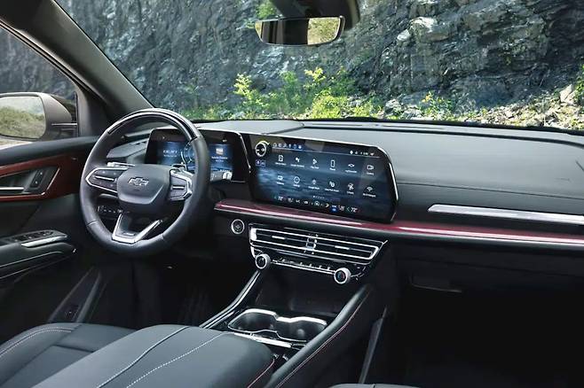 신형 트래버스 실내