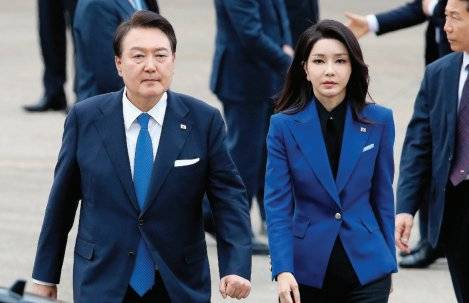 2023년 5월 주요&nbsp;7개국(G7) 정상회의 일정을 마치고 귀국한 윤석열 전 대통령 부부.〔뉴스1〕