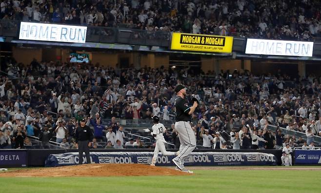 애리조나 다이아몬드백스 우완투수 메릴 켈리가 4일 미국 뉴욕주 브롱스의 양키스타디움에서 열린 2025 미국프로야구 메이저리그 뉴욕 양키스와의 원정경기에 선발 등판해 3⅔이닝 9피안타 3피홈런 3볼넷 2탈삼진 9실점으로 패전투수가 됐다. AFP 연합뉴스