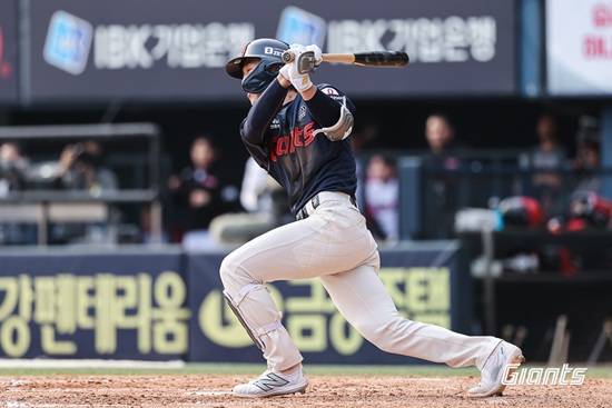 롯데 자이언츠 내야수 전민재가 4일 사직 두산전에 9번 타자 겸 3루수로 선발 출전해 친정과 첫 맞대결을 펼친다. 롯데 자이언츠