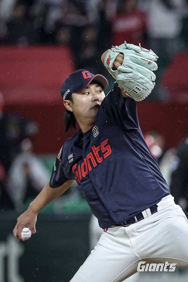 롯데 자이언츠 투수 정철원이 4일 사직 두산전에서 친정팀과 정규시즌 첫 만남을 가진다. 롯데 자이언츠